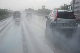 Conducción de la moto bajo la lluvia